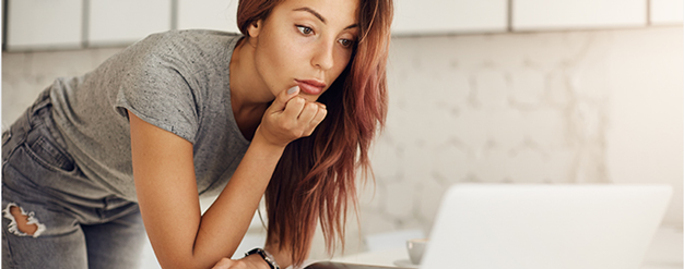 mujer en la computadora