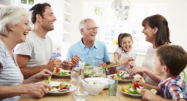 familia comiendo